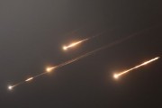 东阳伊朗以导弹齐射回应以色列的大规模袭击