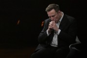 东阳特斯拉股价收涨超3%：特朗普无意沟通，马斯克父亲劝儿子低头
